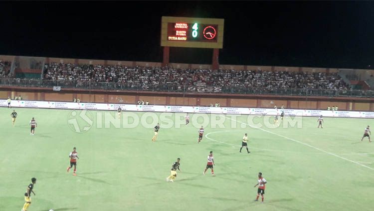 Pertandingan Liga 1 2020 antara Madura United vs Barito Putera dihadiri ribuan suporter. Copyright: © Ian Setiawan/INDOSPORT