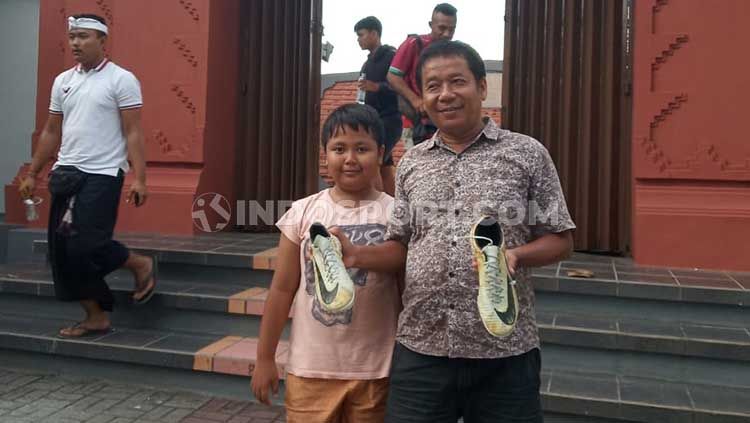 Suporter cilik Bali United, Chandra mendapat sepatu dari Melvin Platje. Copyright: &copy; Nofik Lukman Hakim/INDOSPORT