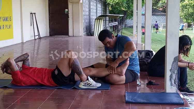 Paulo Sergio saat menjalani program bersama fisioterapis Bali United menjelang laga Liga 1 2020 di Lapangan Trisakti Legian Kuta, Badung, Senin (2/3/20). Copyright: © Nofik Lukman Hakim/INDOSPORT