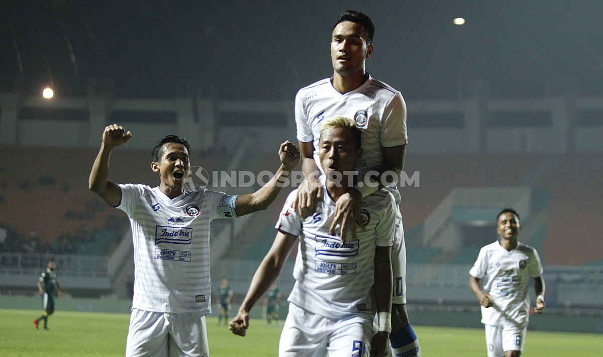 Arema FC dipastikan tampil dengan kekuatan penuh pasca status dua pemain asingnya sah, dalam super big match kontra Persib Bandung. Copyright: © Herry Ibrahim/INDOSPORT