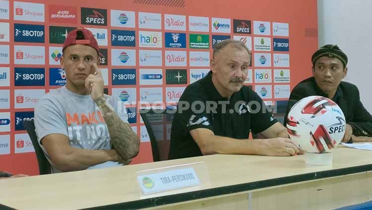 Eks Pelatih Tira Persikabo, Igor Nikolayevich Kriushenko, dan pemain Tira Persikabo, Alex dos Santos. Copyright: © Martini/INDOSPORT