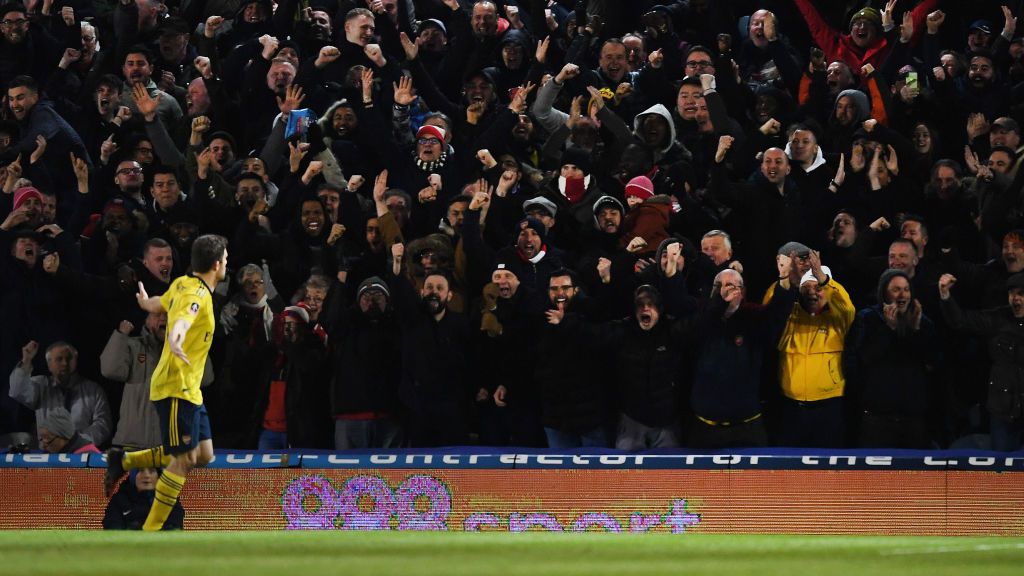 Sokratis Papastathopoulos merayakan golnya dalam laga Piala FA antara Portsmouth vs Arsenal Copyright: © Stuart MacFarlane/Arsenal FC via Getty Images