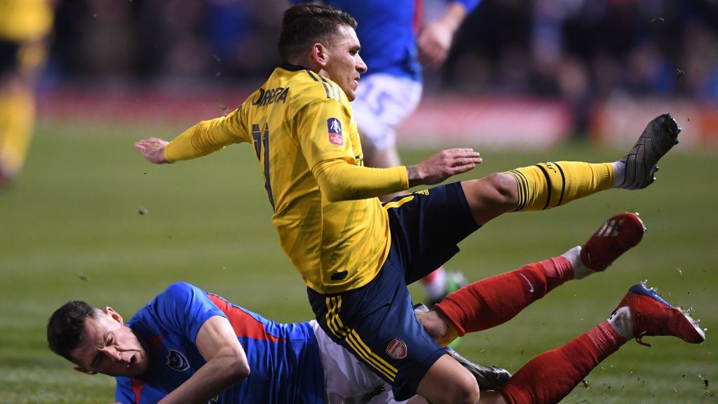 Lucas Torreira mengalami pelanggaran keras dari pemain Portsmouth, James Bolton Copyright: © David Price/Arsenal FC via Getty Images