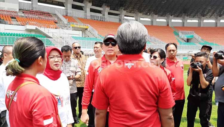 Ketua Umum PSSI, Mochamad Iriawan didampingi Sekjen PSSI, Ratu Tisha Destria bersama Bupati Kabupaten Bogor Ade Yasin melihat kesiapan Stadion Pakansari. Copyright: © Zainal Hasan/INDOSPORT