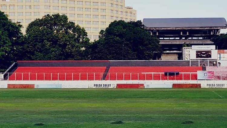 Tribun di Stadion Klabat yang dicat menjadi warna merah hitam khas Persipura Jayapura untuk Liga 1 2020. Copyright: © Media Persipura