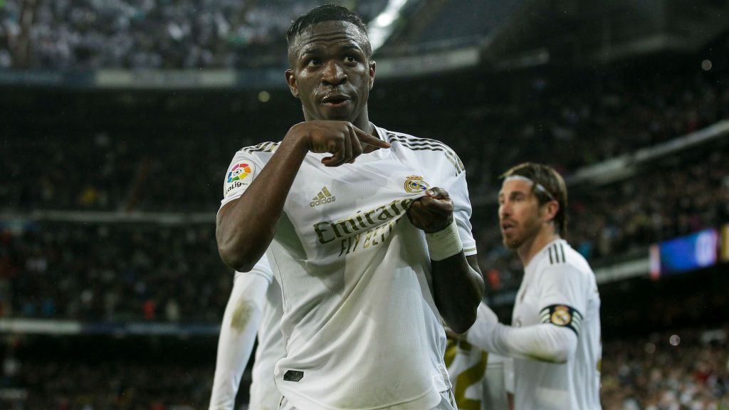 Selebrasi Vinicius Junior usai mencetak gol di laga Real Madrid vs Barcelona Copyright: © David S. Bustamante/Soccrates/Getty Images