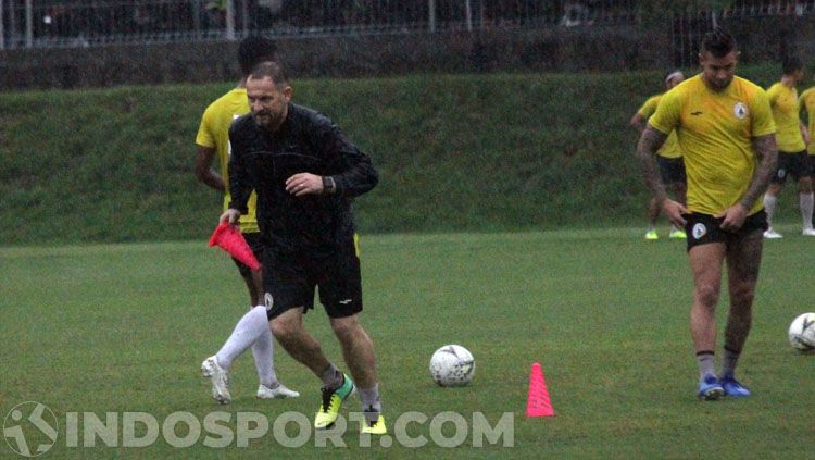 Dejan Antonic (kiri) saat memimpin latihan timnya PSS Sleman. Copyright: © Ronald Seger/INDOSPORT