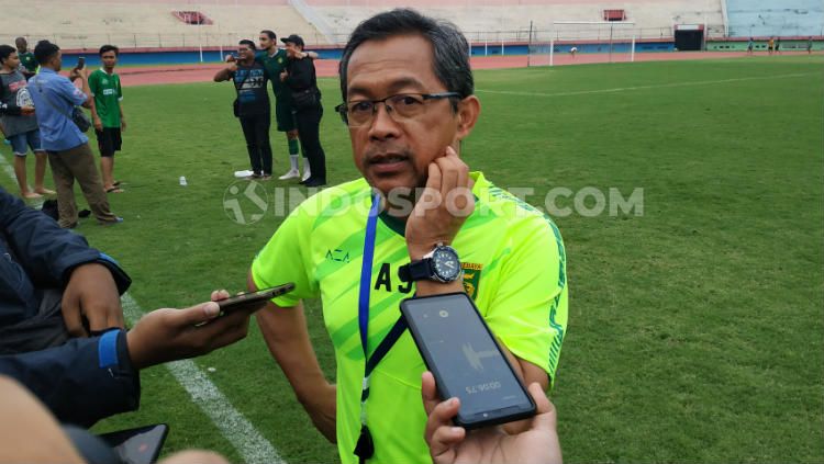 Aji Santoso, pelatih klub Liga 1 2020, Persebaya Surabaya, akan mengikuti apa pun keputusan PSSI soal kelanjutan kompetisi. Copyright: © Fitra Herdian Ariestianto/INDOSPORT