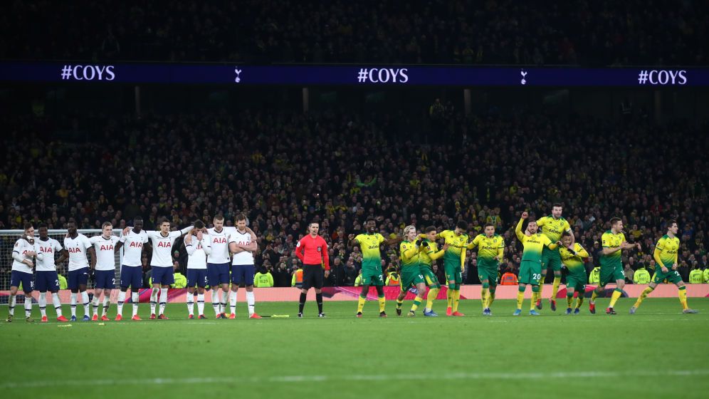 Laga Piala FA antara Tottenham Hotspur vs Norwich City, Kamis (05/03/20), harus diakhiri dengan adu penalti. Copyright: © Julian Finney/Getty Images