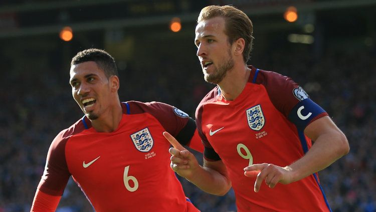 Chris Smalling dan Harry Kane di Timnas Inggris. Copyright: © Simon Stacpoole/Offside/Getty Images