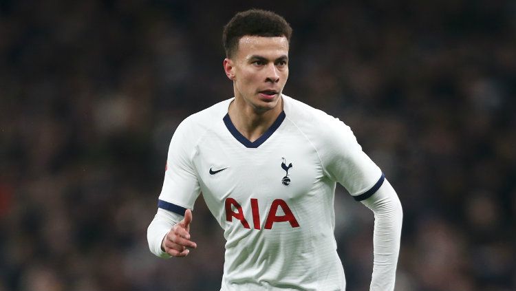 Dele Alli kini tengah diperebutkan klub-klub semenjana di Inggris, termasuk Newcastle dan Everton, setelah dirinya terbuang dari skuat utama Tottenham Hotspur. Copyright: © CameraSport via Getty Images