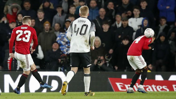 Gara-gara ini, dua bintang Manchester United rebutan klaim gol kala pecundangi Derby County di ronde lima Piala FA. Copyright: © https://twitter.com/Squawka