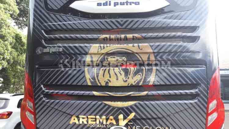 Amunisi baru Arema FC melalui armada bus khusus untuk tim tak hanya terlihat elegan dan mewah dari luar, namun juga lekat dengan kesan eksklusif dari internalnya. Copyright: © Ian Setiawan/INDOSPORT