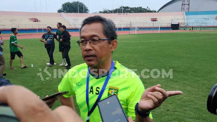 Pelatih Persebaya Surabaya, Aji Santoso, rencananya pada Senin (8/06/20) bakal menghubungi manajemen untuk membahas persiapan kompetisi Liga 1 2020. Copyright: © Fitra Herdian/INDOSPORT
