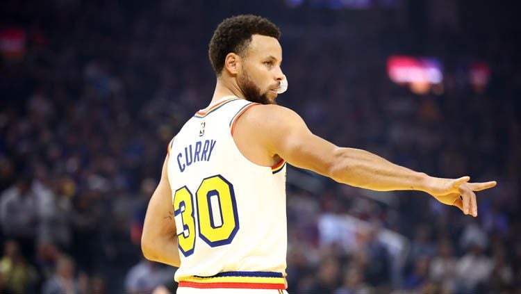 Golden State Warriors bekuk Denver Nuggets di NBA berkat aksi gemilang Stephen Curry. Sementara itu, Timberwolves vs Nets ditunda karena kasus penembakan. Copyright: © Ezra Shaw/GettyImages