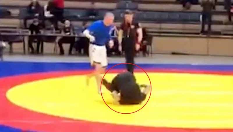 Petarung Mixed Martial Arts (MMA) asal Rusia, Payzutdin Aliyev, mengalami insiden mengerikan saat tampil di ajang Universal Fighters Open Cup, Februari lalu. Copyright: © thesun.co.uk