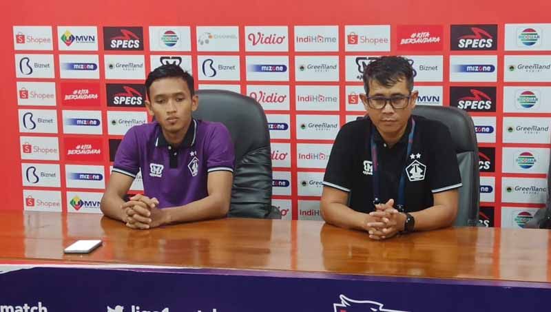 Pelatih Persik Kediri, Joko Susilo (kanan) menilai dua pemain asingnya masih belum menunjukkan performa yang sesuai ekspektasi di dua laga awal Liga 1 2020. Copyright: © Media Official Persik