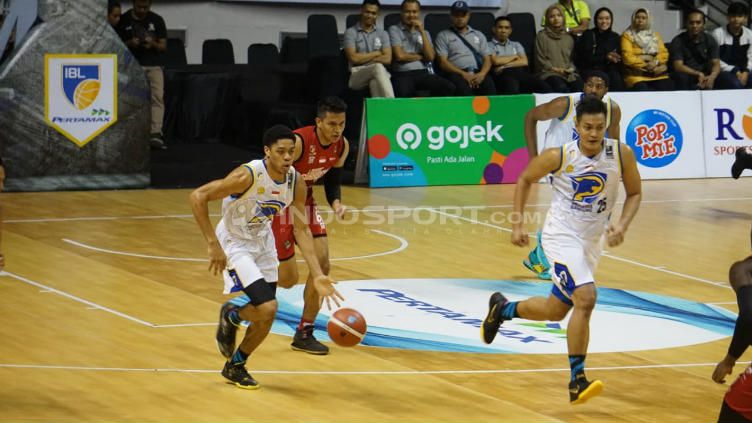 Louvre Surabaya kalah 72-79 lawan Prawira Bandung di DBL Arena Surabaya. Copyright: © Copyright Fitra Herdian/Indosport.