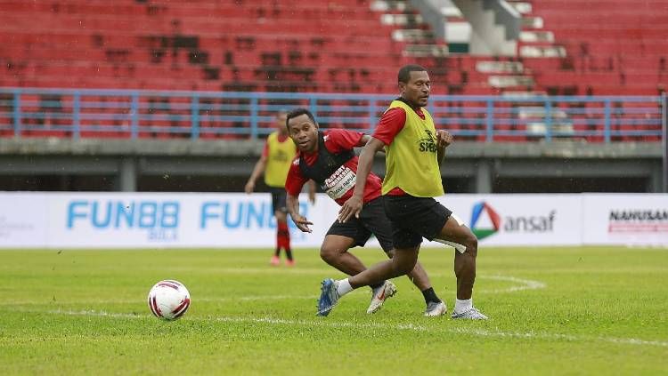 Skuat Persipura Jayapura saat berlatih jelang pertandingan Liga 1 2020. Copyright: © Media Officer Persipura