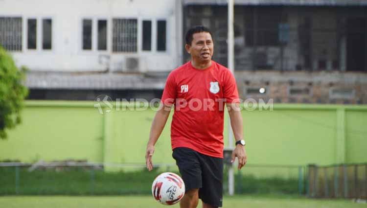 Pelatih kepala PSMS Medan, Philep Hansen, izin tidak gabung atau pimpin latihan rutin PSMS dalam beberapa hari ke depan. Copyright: © Aldi Aulia Anwar/INDOSPORT