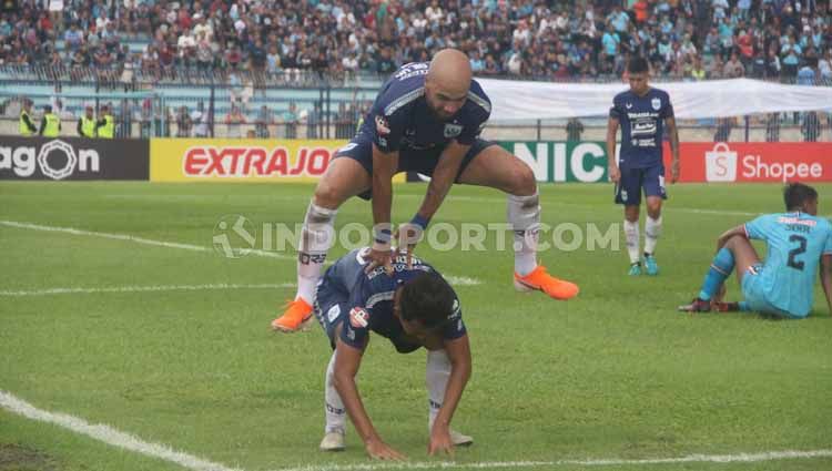 Fullback Arema FC, Taufik Hidayat bakal mewaspadai duet striker PSIS Semarang yang tengah dalam performa menanjak, jelang pertemuan kedua tim di Stadion Mochamad Soebroto Magelang, pada pekan ketiga Liga 1 2020 pada Sabtu (14/03/20) besok sore. Copyright: © Alvin Syaptia Pratama/INDOSPORT