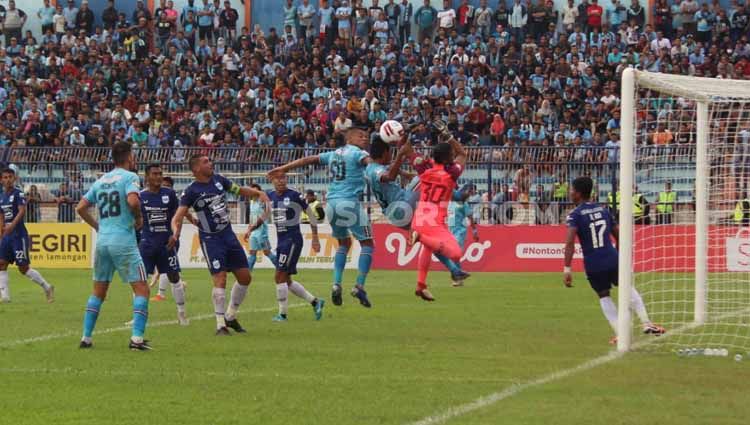 Laga antara Persela Lamongan vs PSIS Semarang, pertandingan pada Liga 1 di Stadion Surajaya, Lamongan, Sabtu (07/03/2020). Copyright: © Fitra Herdian/INDOSPORT