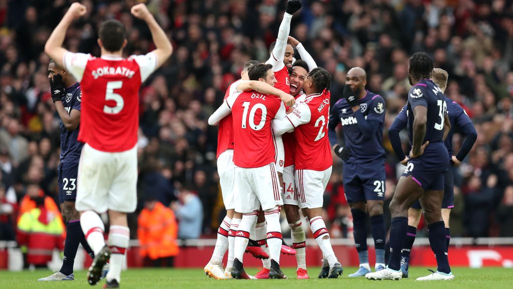 Arsenal memberi ancaman pemotongan gaji pemain jika gagal lolos ke Liga Champions. Copyright: © Alex Morton/Getty Images