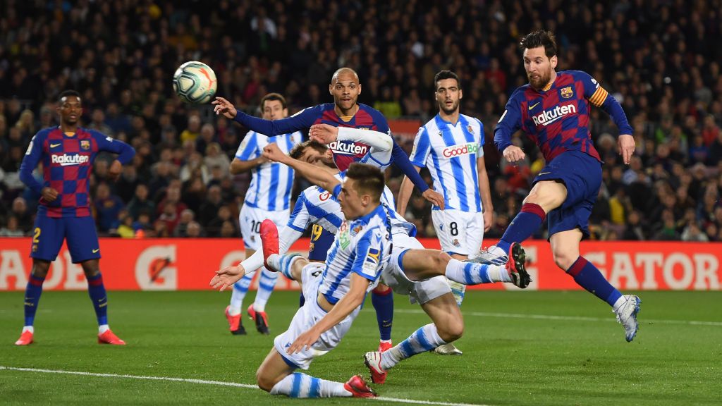 Lionel Messi dihalau banyak pemain lawan dalam laga Barcelona vs Real Sociedad Copyright: © Alex Caparros/Getty Images