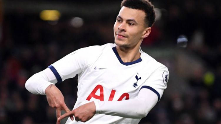 Selebrasi Dele Alli usai membawa Tottenham Hotspur menyamakan kedudukan atas Burnley di Liga Inggris. Copyright: © Twitter @SpursOfficial