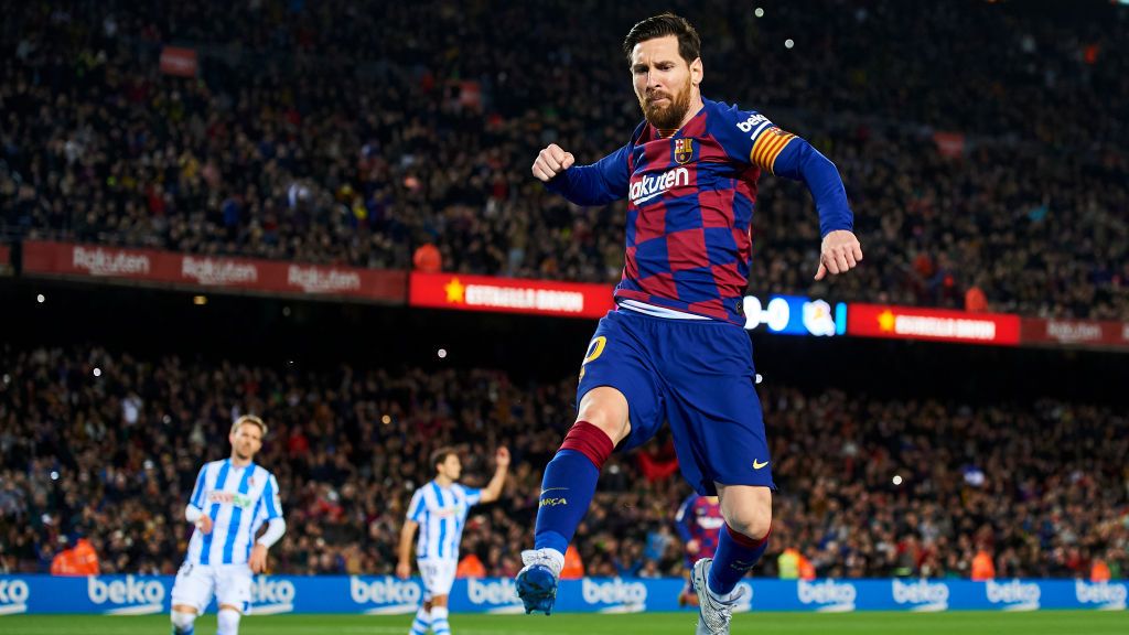 Lionel Messi berselebrasi usai mencetak gol penalti di laga Barcelona vs Real Sociedad Copyright: © Silvestre Szpylma/Quality Sport Images/Getty Images
