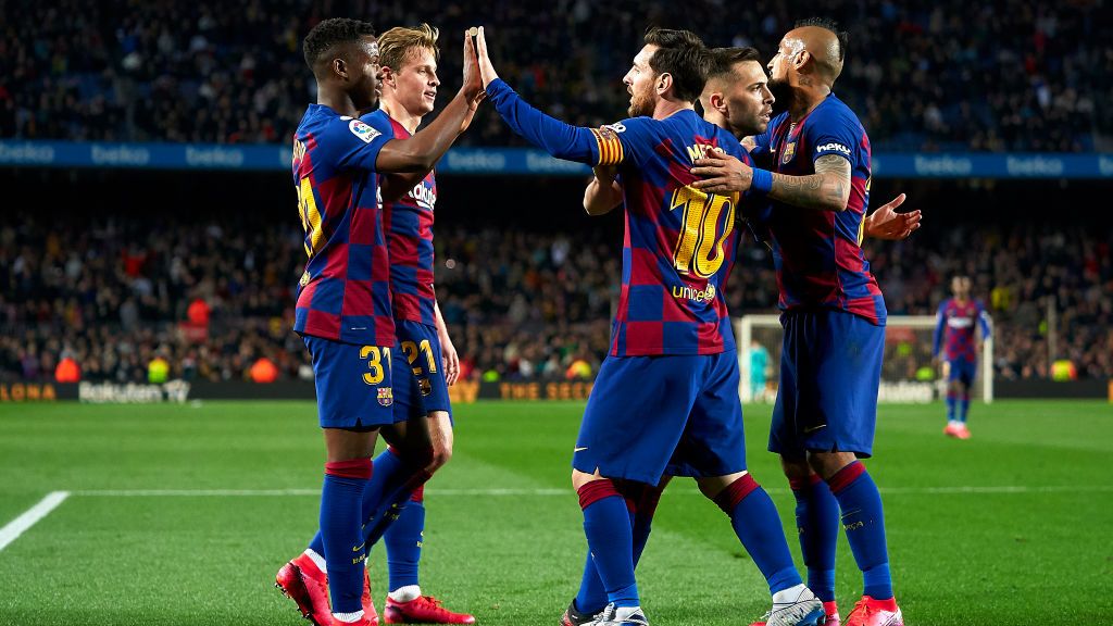 Segala hal dilakukan oleh Barcelona untuk menghindari kebangkrutan. Menunggu LaLiga Spanyol bergulir, mereka pun meminta bintangnya untuk jual masker. Copyright: © Pedro Salado/Quality Sport Images/Getty Images
