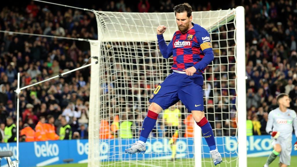 Selebrasi Lionel Messi usai mencetak gol di laga Barcelona vs Real Sociedad. Copyright: © Joan Valls/Urbanandsport /NurPhoto via Getty Images