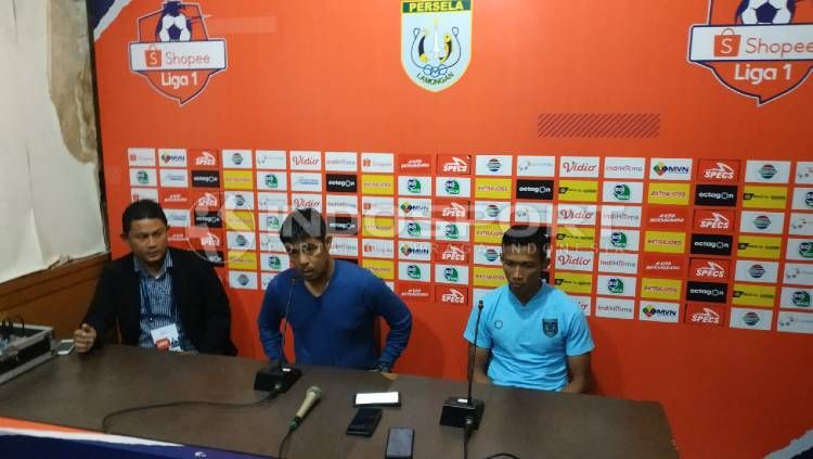 Nil Maizar dan Eky Taufik kecewa dan sedih Persela belum bisa mendapat tiga poin di kandang di Liga 1 2020. Copyright: © Fitra Herdian/INDOSPORT