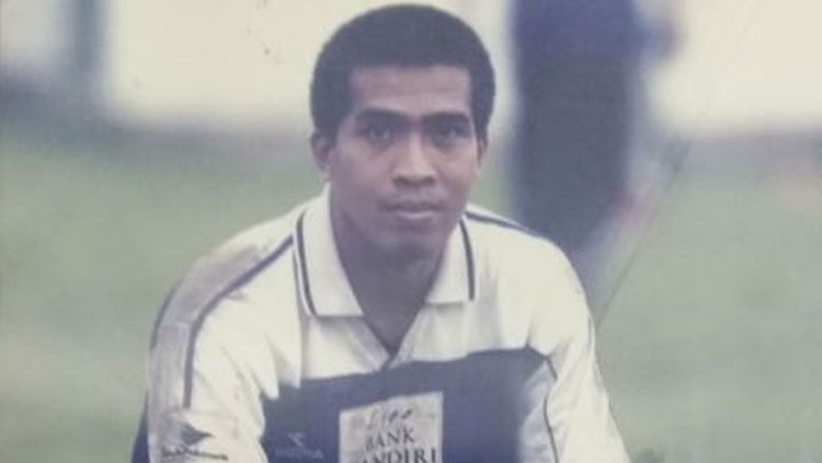 Nama Udin Rafiudin sudah tidak asing lagi di kalangan Bobotoh di era 1990-an hingga 2000-an karena sempat perkuat Persib Bandung. Apa kabar dirinya? Copyright: © Koleksi Pribadi Udin Rafiudin