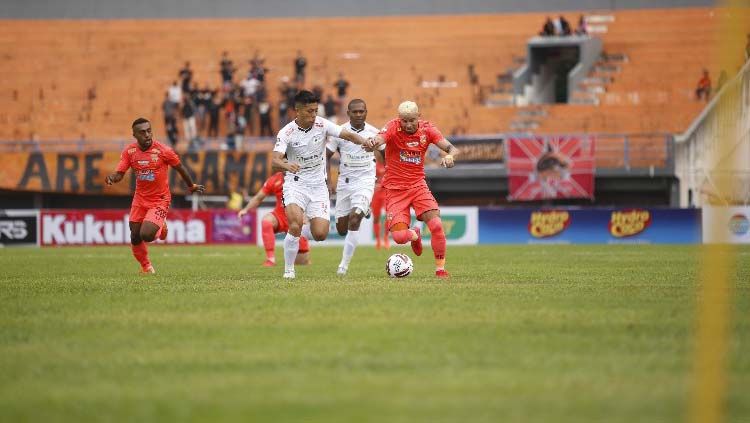 Duel Pemain Persipura dengan Pemain Borneo FC di Liga 1 2020. Copyright: © Media Persipura Jayapura