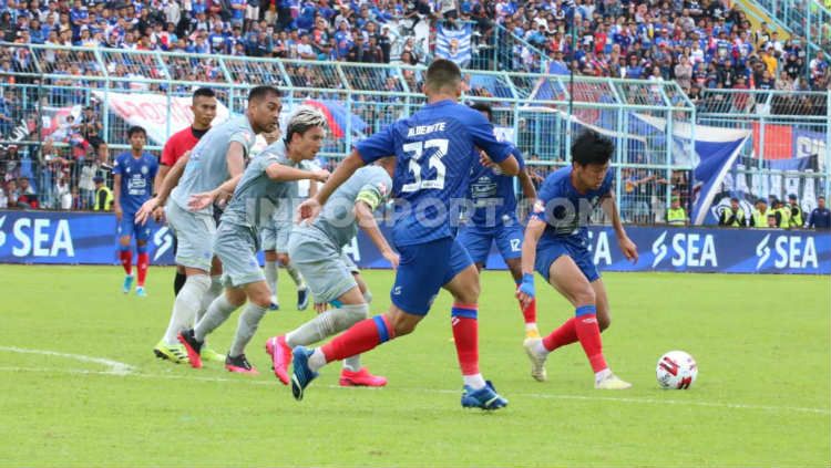 Pemain Arema FC Feby Eka jadi fokus pemain Persib di lini tengah dalam laga Liga 1 pekan kedua. Copyright: © Ian Setiawan/INDOSPORT