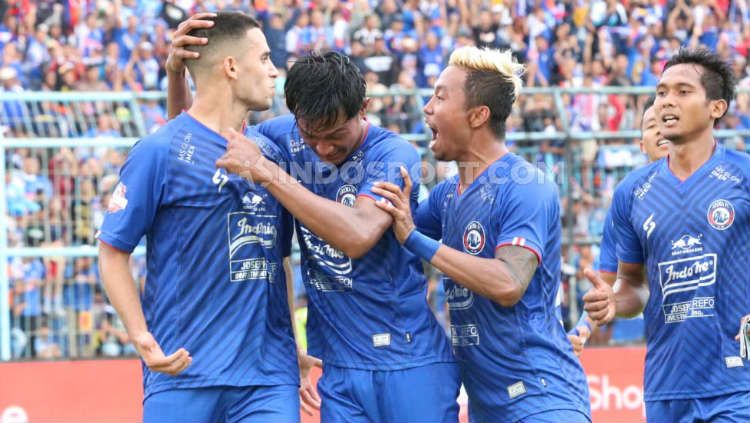 Arema FC bisa mengalami kerugian sampai ratusan juta setelah animo pemasangan iklan terancam sepi, imbas dari semakin berkembangnya isu virus corona yang menyebabkan Liga 1 dihentikan sementara. Copyright: © Ian Setiawan/INDOSPORT