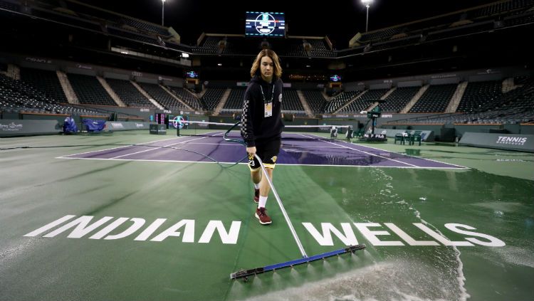 Lapangan turnamen tenis Indian Wells sedang dibersihkan, Minggu (08/03/20). Copyright: © Al Bello/Getty Images
