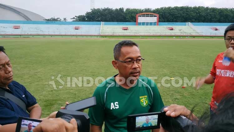 Pelatih Persebaya, Aji Santoso menyatakan tim nya telah siap untuk melawan Persipura Jayapura di Stadion GBT, Jumat (13/02/20) mendatang. Copyright: © Fitra Herdian/INDOSPORT