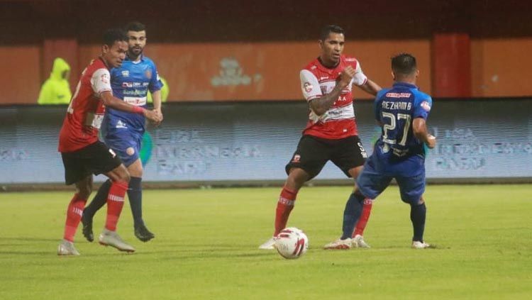 Klasemen Liga 1 2020 per hari Senin (09/03/20), memperlihatkan kisah Madura United yang tertahan, dan Persib Bandung tetap di posisi puncak. Copyright: © Ofisial Madura United
