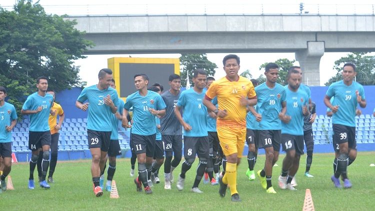 Skuat Sriwijaya FC tetap jalani latihan meski kompetisi Liga 2 2020 dihentikan karena wabah virus corona. Copyright: © Media Sriwijaya FC