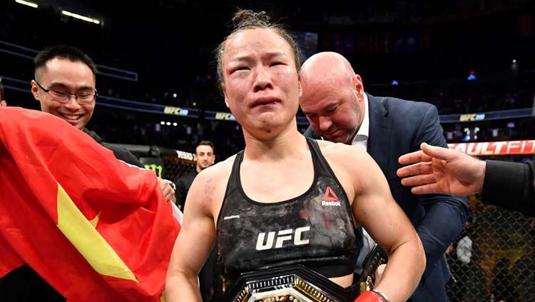 Petarung MMA asal China, Zhang Weili, terima sumbangan dari para penggemar setelah terjebak lockdown. Copyright: © Jeff Bottari/Zuffa LLC via Getty Images