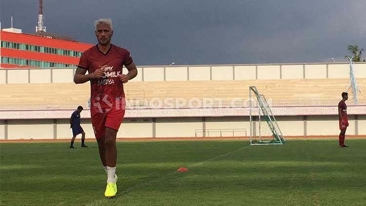 Raphael Maitimo saat latihan bersama Persita Tangerang beberapa waktu lalu. Copyright: © Da'Yerimon/INDOSPORT