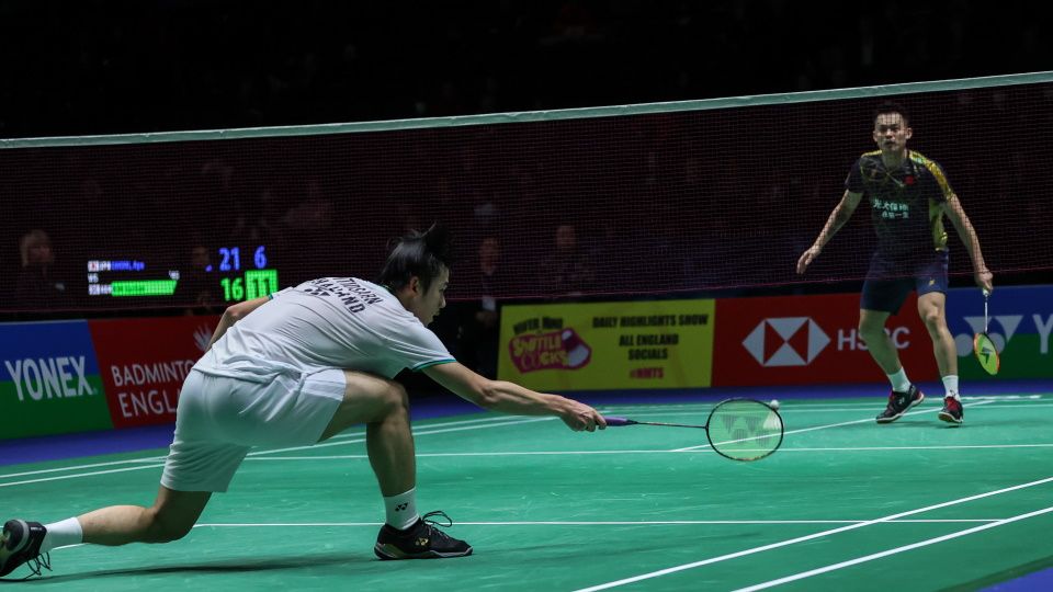 Lin Dan sulit mengambil shuttle-cock yang diberikan oleh Lin Dan Copyright: © BADMINTONPHOTO via BWF