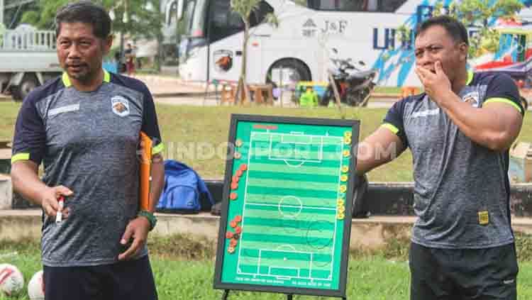 Asisten Pelatih Sasi Kirono dan Pelatih Kiper Herry Susilo. Copyright: © Muhammad Effendi/INDOSPORT