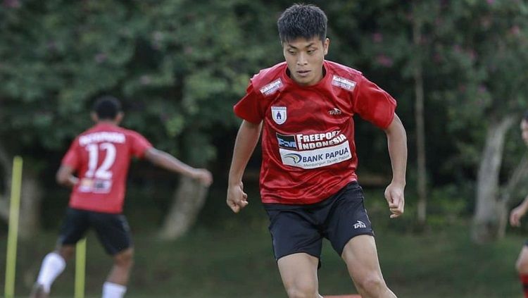 Gelandang Jepang milik Persipura Jayapura, Takuya Matsunaga mengungkapkan jika dirinya setuju, dengan adanya wacana kompetisi Liga 1 bergulir kembali. Copyright: © Media Persipura