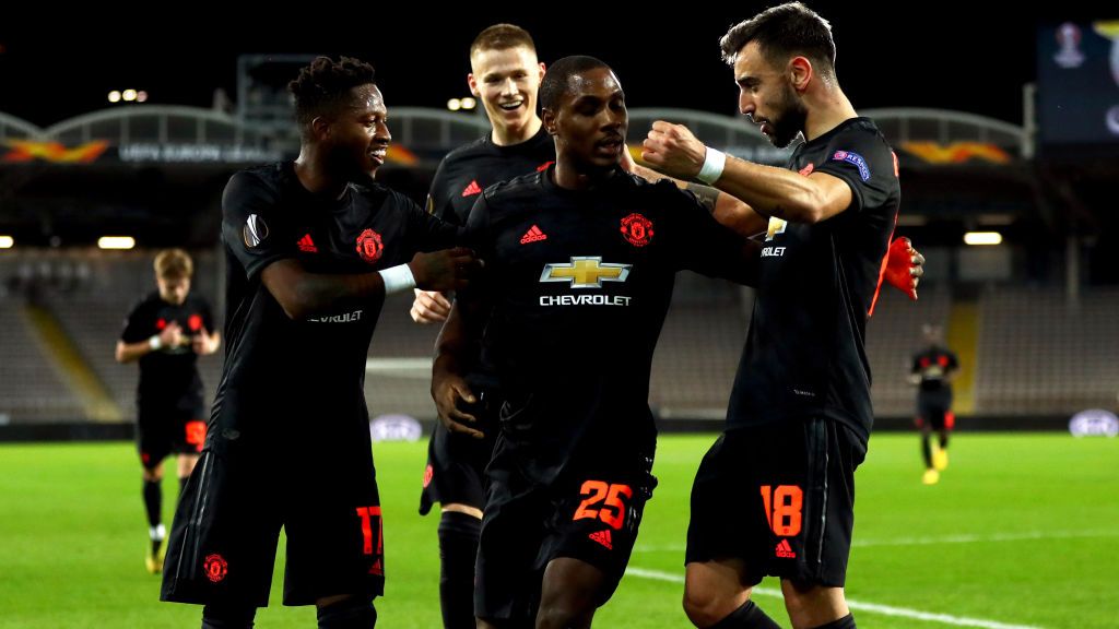 Odion Ighalo (kedua kiri) merayakan golnya bersama skuat Manchester United Copyright: © Bradley Collyer/PA Images via Getty Images