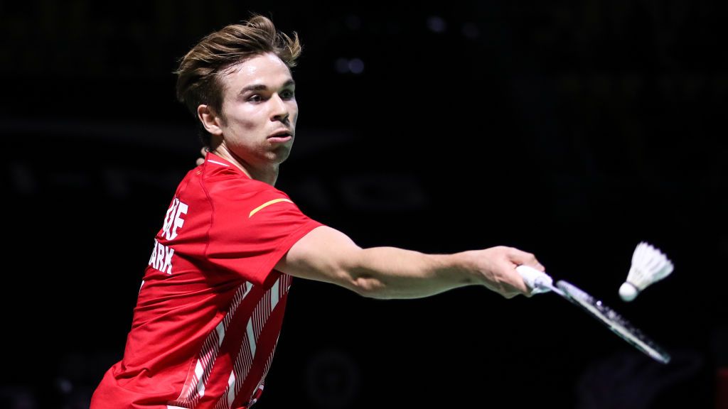 Pebulu tangkis tunggal putra asal Denmark, Rasmus Gemke, gelut dengan Kento Momota di babak 16 besar Kumamoto Masters 2023, Kamis (16/11/23) siang. Copyright: © Shi Tang/Getty Images