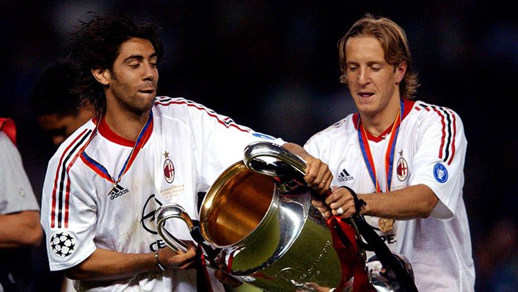 Dua mantan pemain AC Milan Manuel Rui Costa (kiri) dan Massimo Ambrosini (kanan) saat mengangkat gelar Liga Champions. Copyright: © Neal Simpson/EMPICS via Getty Images