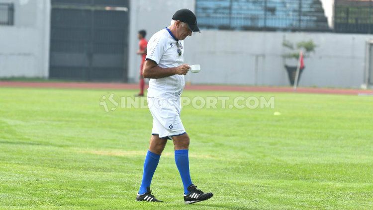 Mario Gomez memimpin official training Arema FC sambil menyeruput kopi. Copyright: © Alvin Syaptia Pratama/INDOSPORT